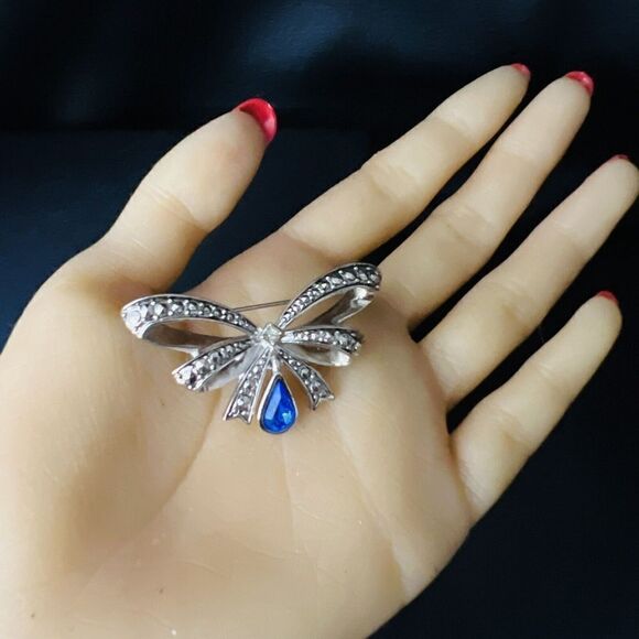 Vintage Avon Birthstone Brooch Silver Blue Rhinestone September Ribbon Bow  XY - Picture 2 of 7
